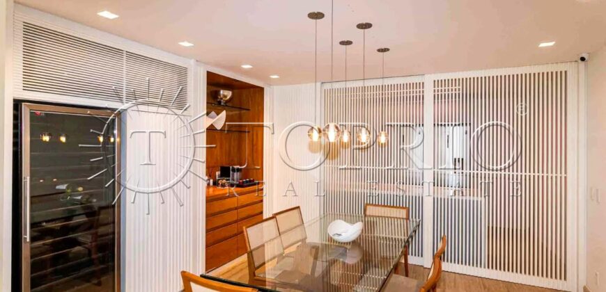 Apartamento de 212 m² na quadra da Praia do Leblon – Reformado e pronto para morar