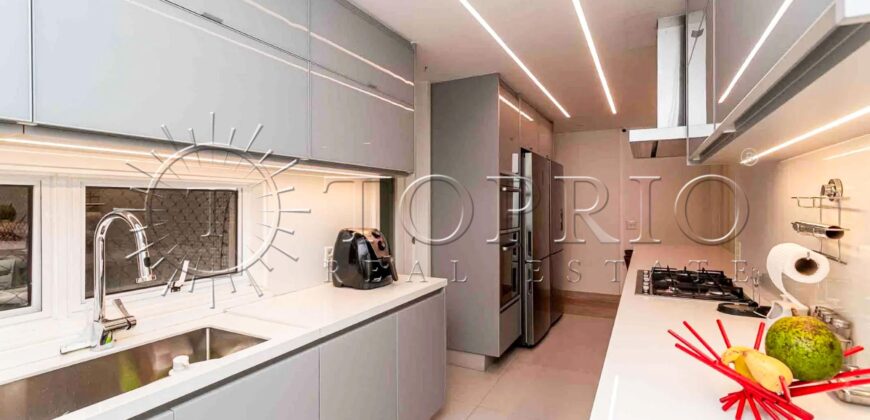 Apartamento de 212 m² na quadra da Praia do Leblon – Reformado e pronto para morar