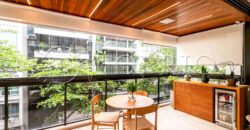 Apartamento de 212 m² na quadra da Praia do Leblon – Reformado e pronto para morar
