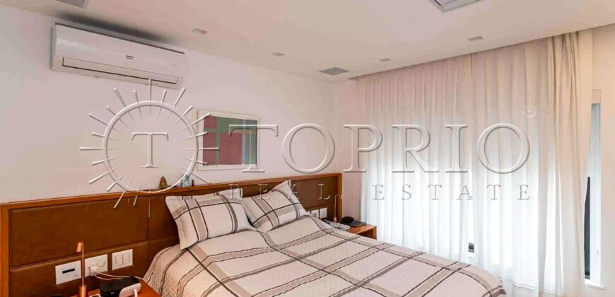 Apartamento de 212 m² na quadra da Praia do Leblon – Reformado e pronto para morar