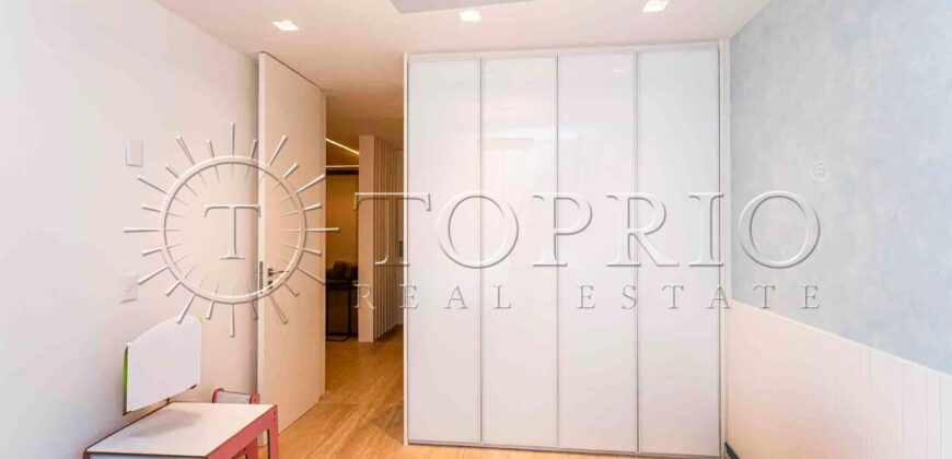 Apartamento de 212 m² na quadra da Praia do Leblon – Reformado e pronto para morar