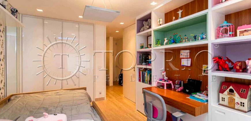 Apartamento de 212 m² na quadra da Praia do Leblon – Reformado e pronto para morar