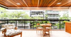 Apartamento de 212 m² na quadra da Praia do Leblon – Reformado e pronto para morar