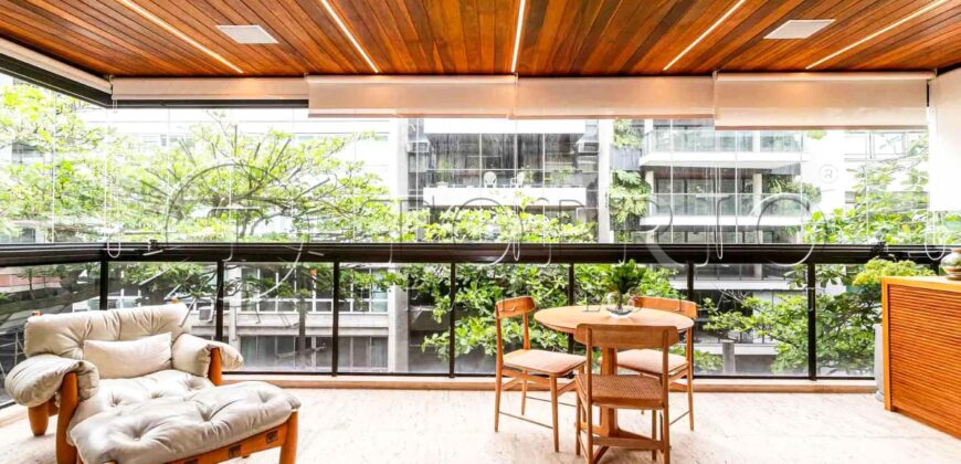Apartamento de 212 m² na quadra da Praia do Leblon – Reformado e pronto para morar
