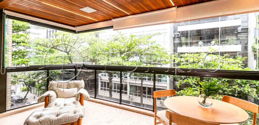 Apartamento de 212 m² na quadra da Praia do Leblon – Reformado e pronto para morar