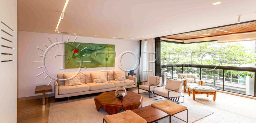 Apartamento de 212 m² na quadra da Praia do Leblon – Reformado e pronto para morar
