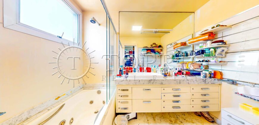 Cobertura Duplex de 376 m² com Vista Frontal para o Mar no Leblon