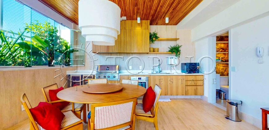 Cobertura Triplex de 430 m² Super Reformada no Leblon