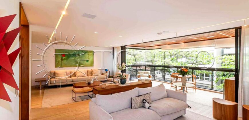 Apartamento de 212 m² na quadra da Praia do Leblon – Reformado e pronto para morar