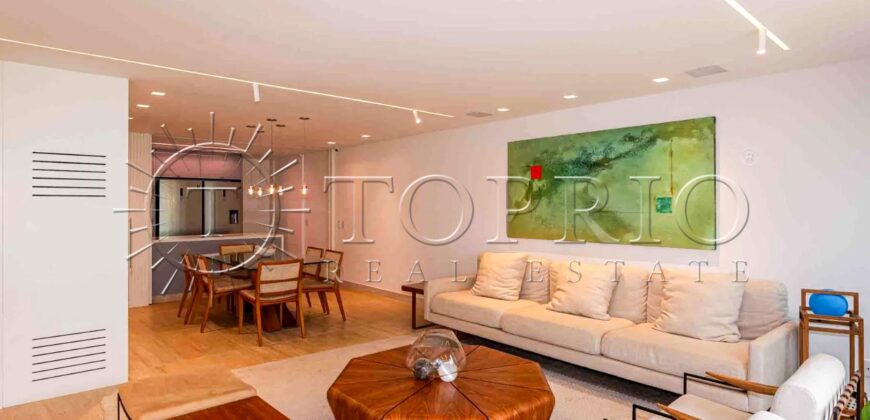 Apartamento de 212 m² na quadra da Praia do Leblon – Reformado e pronto para morar
