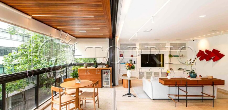 Apartamento de 212 m² na quadra da Praia do Leblon – Reformado e pronto para morar