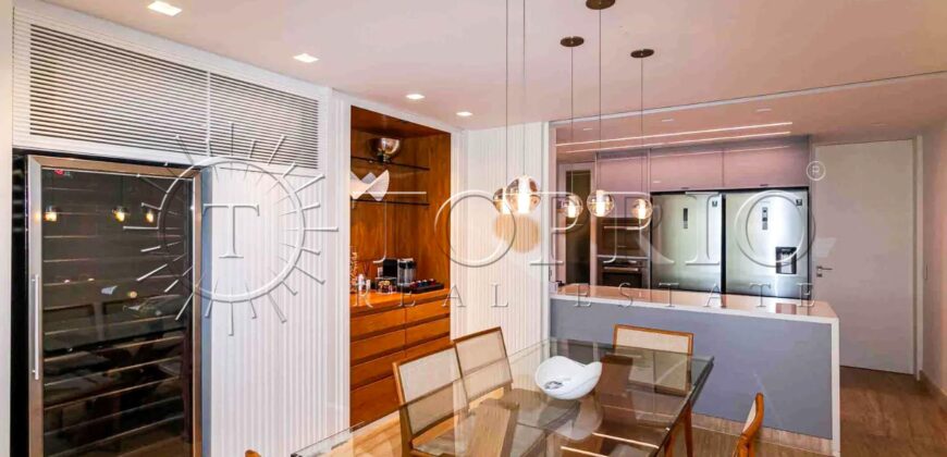 Apartamento de 212 m² na quadra da Praia do Leblon – Reformado e pronto para morar