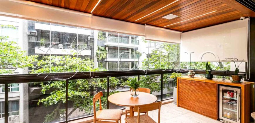 Apartamento de 212 m² na quadra da Praia do Leblon – Reformado e pronto para morar