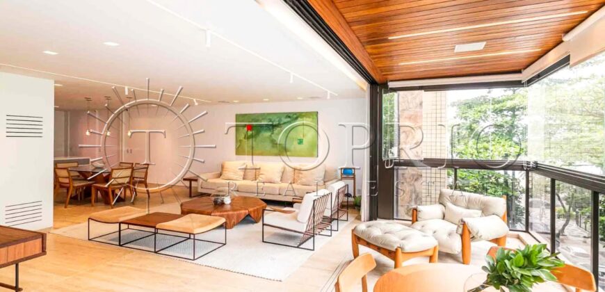 Apartamento de 212 m² na quadra da Praia do Leblon – Reformado e pronto para morar