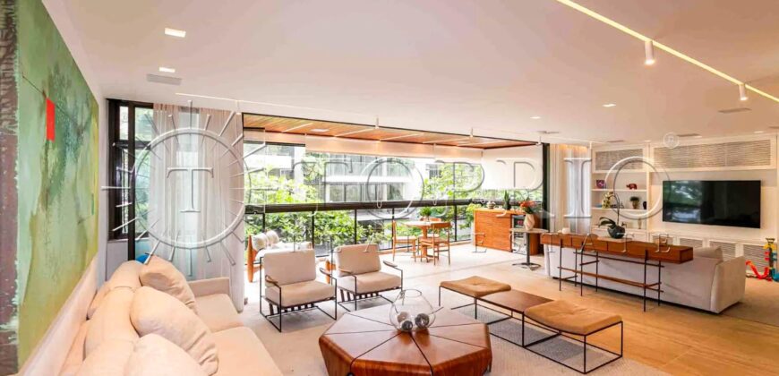 Apartamento de 212 m² na quadra da Praia do Leblon – Reformado e pronto para morar