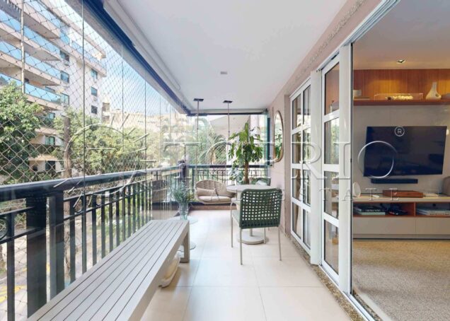 Apartamento reformado de 123 m² à venda próximo à Lagoa Rodrigo de Freitas