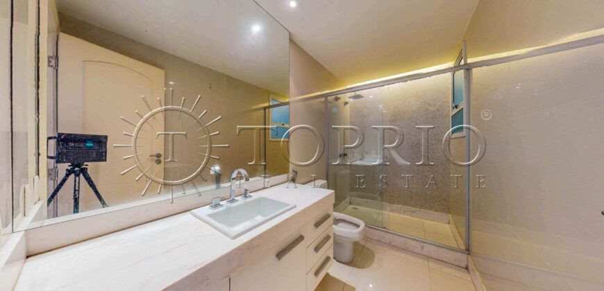 Apartamento de 370 m² reformado à venda na Avenida Atlântica, Copacabana, com vista para o mar e 2 vagas