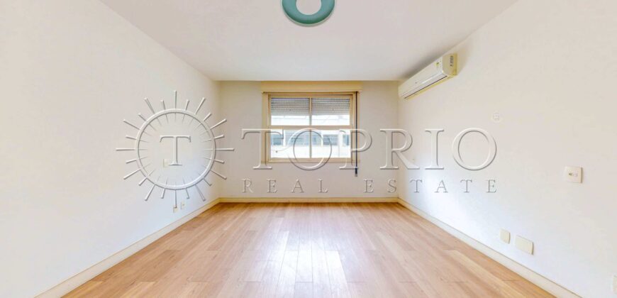 Apartamento de 370 m² reformado à venda na Avenida Atlântica, Copacabana, com vista para o mar e 2 vagas