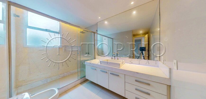 Apartamento de 370 m² reformado à venda na Avenida Atlântica, Copacabana, com vista para o mar e 2 vagas