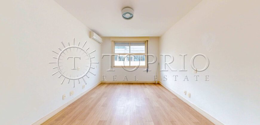 Apartamento de 370 m² reformado à venda na Avenida Atlântica, Copacabana, com vista para o mar e 2 vagas