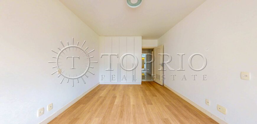 Apartamento de 370 m² reformado à venda na Avenida Atlântica, Copacabana, com vista para o mar e 2 vagas