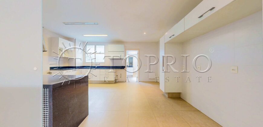 Apartamento de 370 m² reformado à venda na Avenida Atlântica, Copacabana, com vista para o mar e 2 vagas