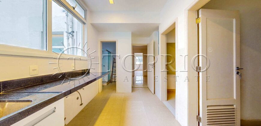 Apartamento de 370 m² reformado à venda na Avenida Atlântica, Copacabana, com vista para o mar e 2 vagas