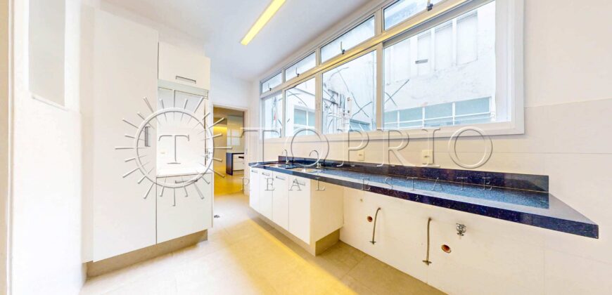 Apartamento de 370 m² reformado à venda na Avenida Atlântica, Copacabana, com vista para o mar e 2 vagas