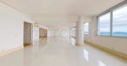 Apartamento de 370 m² reformado à venda na Avenida Atlântica, Copacabana, com vista para o mar e 2 vagas