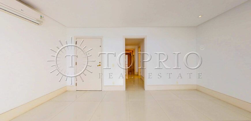 Apartamento de 370 m² reformado à venda na Avenida Atlântica, Copacabana, com vista para o mar e 2 vagas