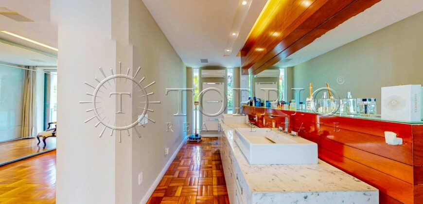 Casa triplex de 691 m² em condomínio fechado no Jardim Pernambuco