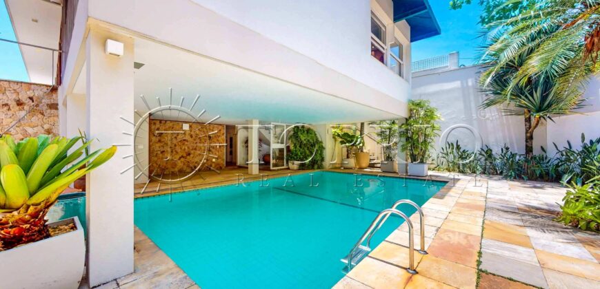 Casa triplex de 691 m² em condomínio fechado no Jardim Pernambuco