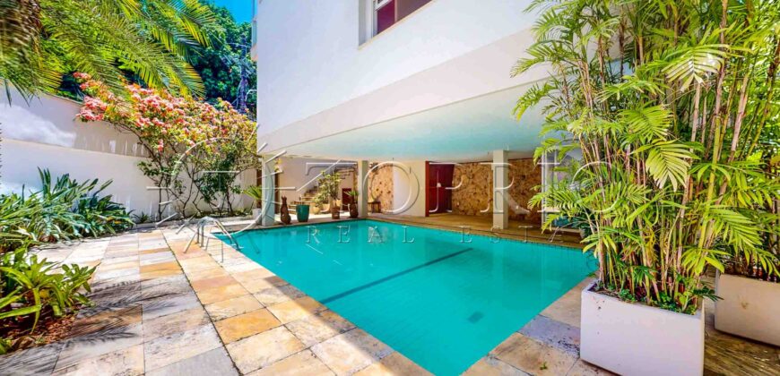 Casa triplex de 691 m² em condomínio fechado no Jardim Pernambuco