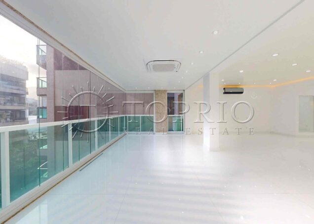 Apartamento de 169 m² à venda no Leblon, reformado e na quadra da praia