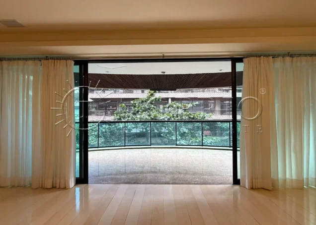 Apartamento à Venda no Leblon com 209 m², Varandão e 3 Vagas