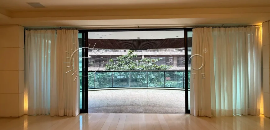 Apartamento à Venda no Leblon com 209 m², Varandão e 3 Vagas