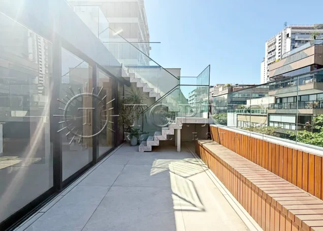 Cobertura triplex de 264 m² no Leblon com piscina e vista para o Morro Dois Irmãos