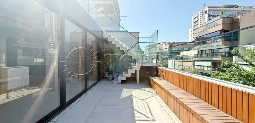 Cobertura triplex de 264 m² no Leblon com piscina e vista para o Morro Dois Irmãos