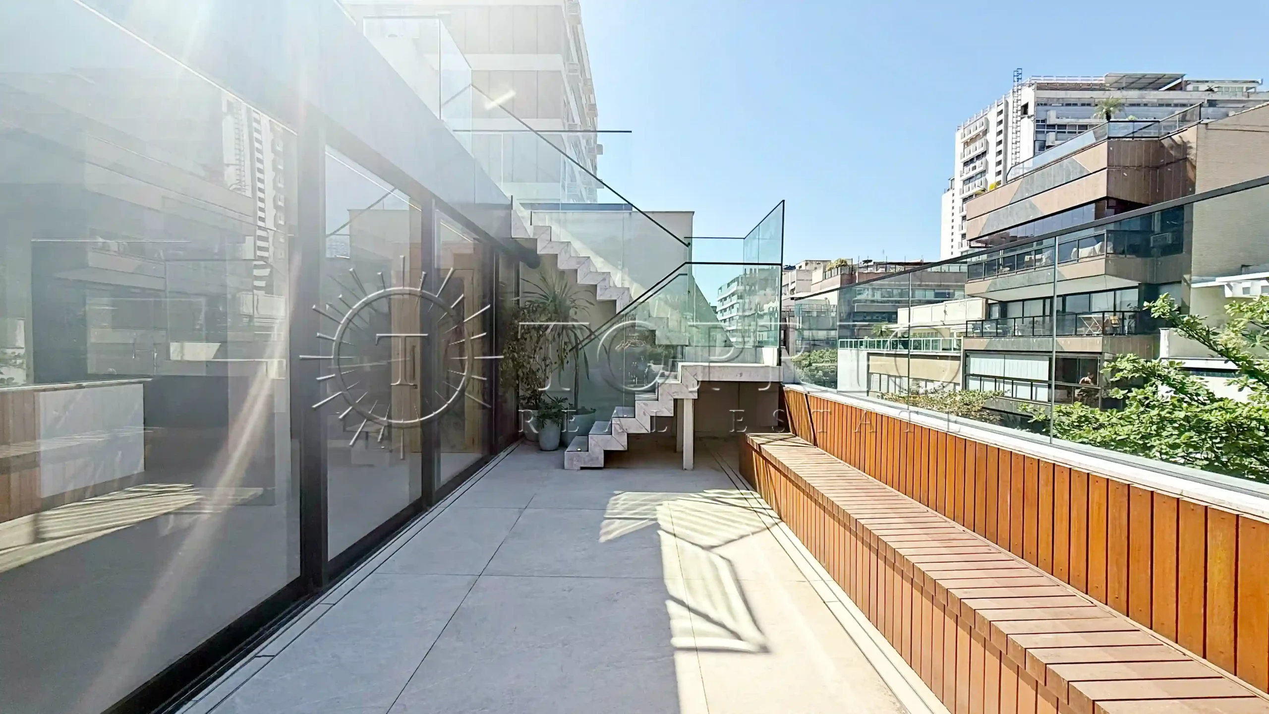 Cobertura triplex de 264 m² no Leblon com piscina e vista para o Morro Dois Irmãos