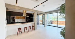 Cobertura triplex de 264 m² no Leblon com piscina e vista para o Morro Dois Irmãos