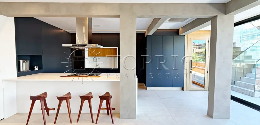 Cobertura triplex de 264 m² no Leblon com piscina e vista para o Morro Dois Irmãos