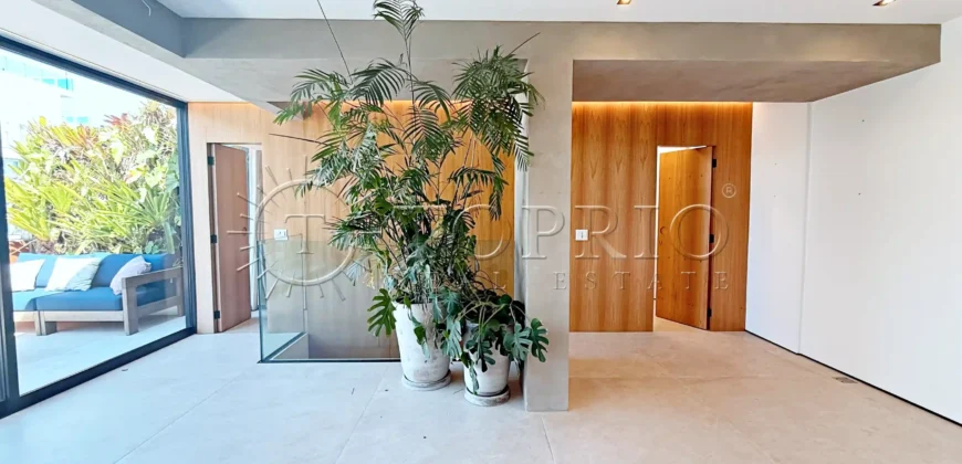 Cobertura triplex de 264 m² no Leblon com piscina e vista para o Morro Dois Irmãos