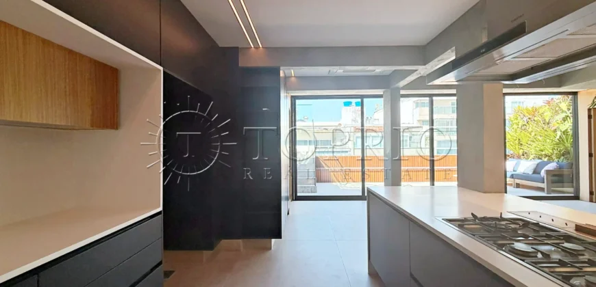 Cobertura triplex de 264 m² no Leblon com piscina e vista para o Morro Dois Irmãos